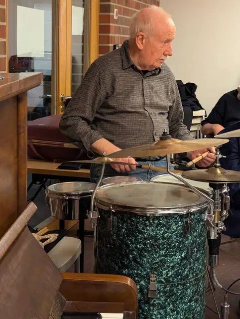 Rudi Trinkaus beherrscht die Jazz- und Swing-Rhythmen meisterlich | Foto: Mehrgenerationenhaus