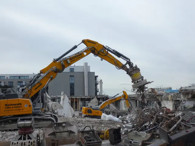 ..... und nun lässt der Magnet die Metallteile mit lautem Getöse auf den Metallhaufen fallen.  | Foto: sigischlottke