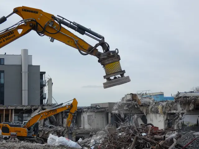 Nun schwenkt er wieder zur Baugrube und das "Spiel" beginnt von vorn.  Ich bin von dem Bagger mit seinem Riesenmagneten fasziniert. 
Die Baggerführer vollbringen da wirklich eine tolle Leistung.  | Foto: sigischlottke