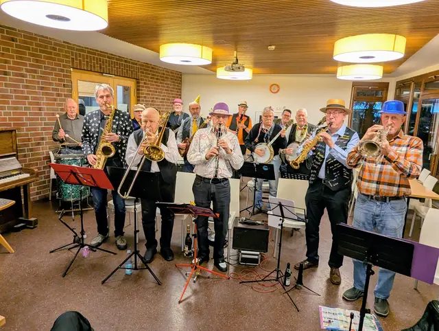 14 Jazzmusiker aus verschiedenen Bands sorgten für den passenden Dixielandsound | Foto: Mehrgenerationenhaus