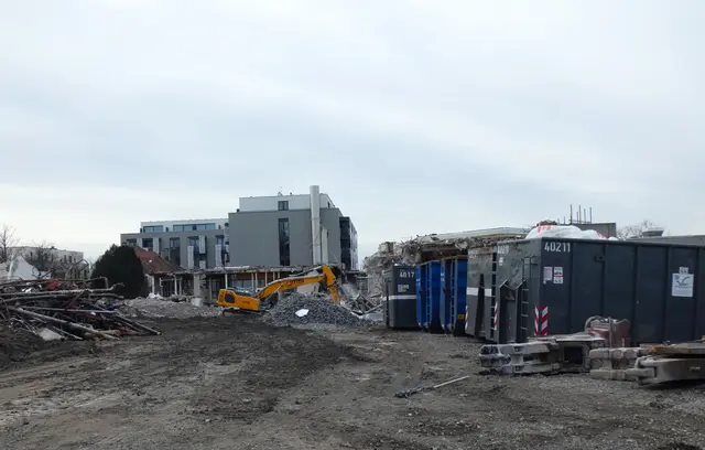 Mittig im Hintergrund ist das Hotel Saline 1822 zu sehen. Davor liegt die schon fast ebene Baustelle.  | Foto: sigischlottke
