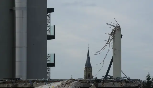 Ungewohnter Ausblick - über die Baustelle hinweg und zwischen Hotel Saline 1822 und einem Abbruchpfeiler ist nun der Turm unserer Kirche in der Stadtmitte zu sehen. 
 | Foto: sigischlottke
