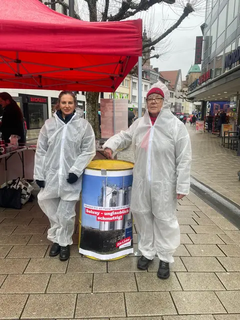 Stadträtin Maria Haido und Gise Schulz mit Chemiefass und Schutzanzug. | Foto: linke