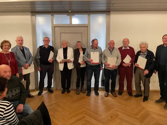 Bild zeigt Teamvorstand Angelika Lintek und Günther Braun mit den geehrten Mitgliedern. Auf dem Bild fehlt Hilde Hafner. | Foto: Bild von Lothar Thiele