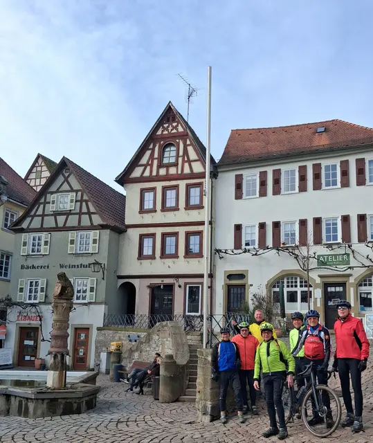 Radsportler vom SV Leingarten vor dem Stadtbrunnen von Bad Wimpfen | Foto: Urheberbild von Willi Frasch