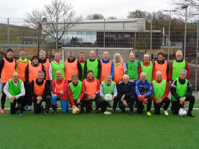 Die 24 (mit Fotograf 25) Spieler der Fleiner Ü60/70-Seniorenfußballer beim Trainingsspiel am 22. Februar auf dem Fleiner Kunstrasen | Foto: Alfred Kulka