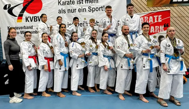 Das Team von Takumi 74 von links: Lena Staiger, Advija Isejnoska, Nele Eisenschmidt, Leon de Silva, Mariel Goethe, Luisa Schaudig, Zoe Schulz, Nico Privitera, Sarah Baumgärtner, Sarah Agte. Oben: Clara Gugel, Laura Pitruzzella, Luke de Silva, Emilian Wezel, Jona Berger, Joel Bracher (privat) | Foto: Privat