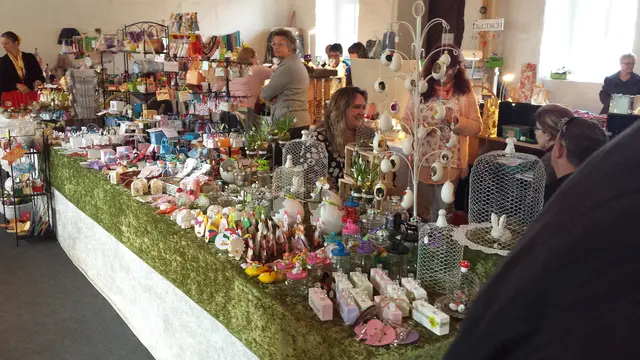 Da kann doch jeder etwas Schönes finden, oder? So sah der Ostermarkt in Schloss Massenbach im Jahr 2018 aus.  | Foto: Harry Krämer