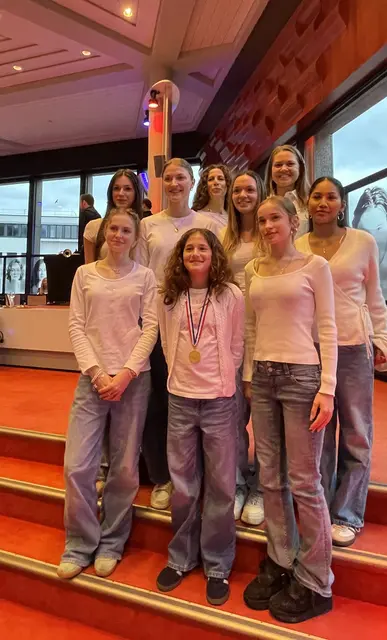 Die Oberliga Turnerinnen und ihre Trainerinnen Eveline Carle Schäfer und Evi Schmidbauer freuen sich sehr über ihre Auszeichnung | Foto: Foto privat