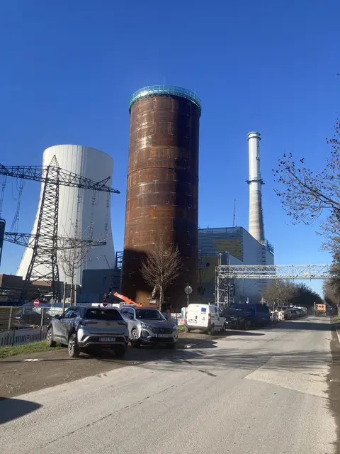 Heisswasserspeicher im Vordergrund, noch nicht isoliert! | Foto: Alexander Förster 