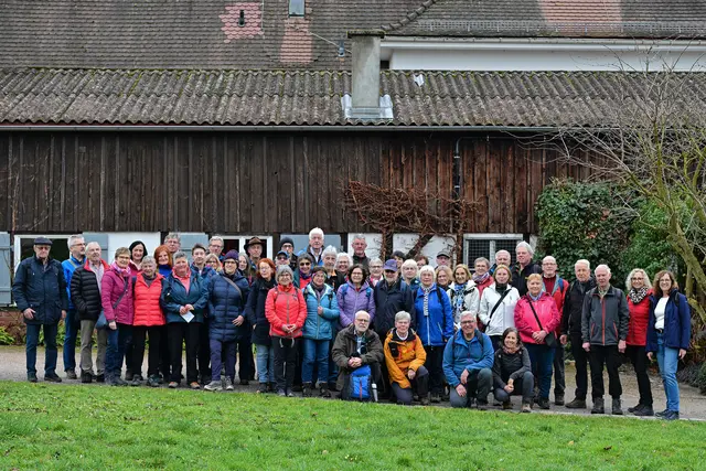 Die Mitglieder und Gäste des Schwäbischen Albvereins Weinsberg im Botanischen Obstgarten. Fast schon eine Großveranstaltung. | Foto: Michael Harmsen