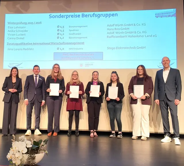 Abteilungsleiterin Bader, Bürgermeister Neumann und Schulleiter Wagner gratulieren den Besten der Besten. | Foto: Kaufmännische Schule Künzelsau