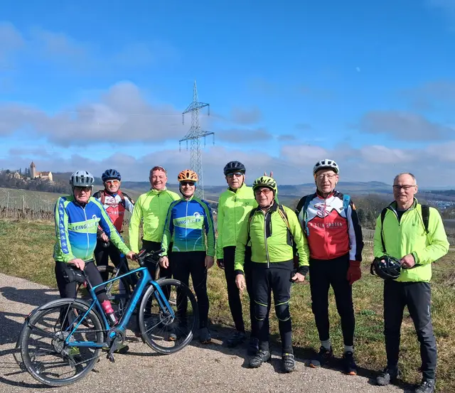 Radsportler vom SV Leingarten auf dem Meisenberg vor dem Stockheimer Schloß | Foto: Urheberbild von Willi Frasch