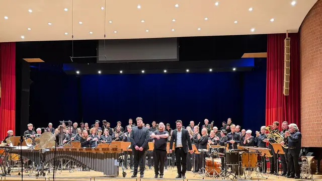 Timo Heller und Henry Heizmann (vorne v. L.) gemeinsam auf der Bühne in Freiburg  | Foto: Hannes Jaeschke