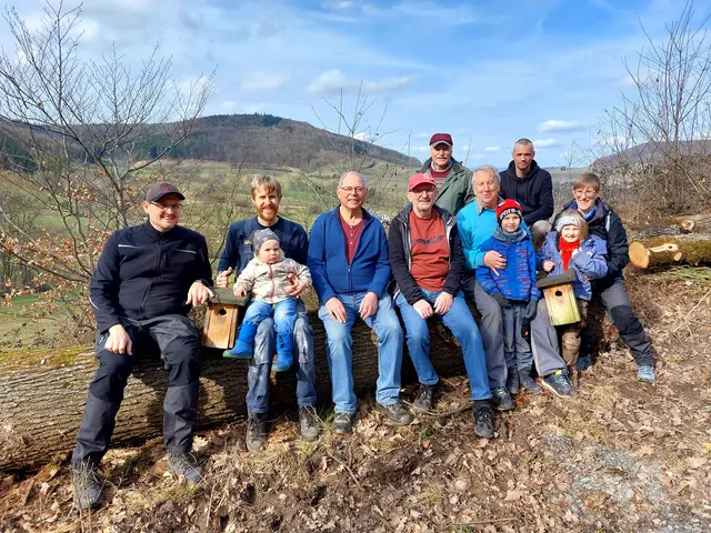 Mit dem Putzen von 40 Nistkästen im Wald bei der Bühler Höhe leisten junge und ältere Mitglieder des Schwäbischen Albvereins, Ortsgruppe Untersteinbach eine wichtigen Beitrag zum Naturschutz. | Foto: Schwäbischer Albverein, Ortsgruppe Untersteinbach / Dietmar Binder