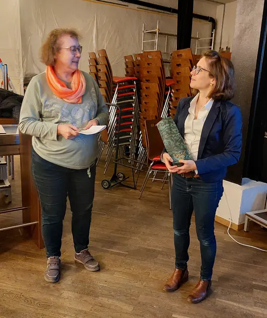 Frau Kohler-Lex bedankt sich bei Frau Prof. Dr. de Gregorio, Oberärztin an de SLK-Kliniken Heilbronn für den interessanten Vortrag | Foto: Eigenes Bildmaterial