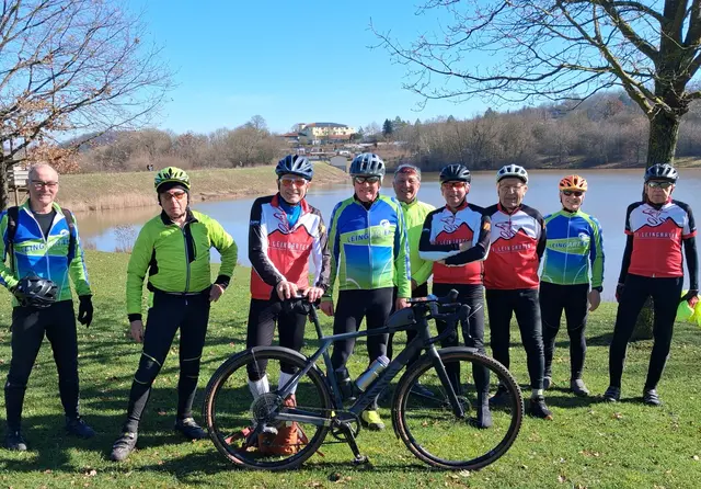 Radsportler vom SV Leingarten vor dem Ostufer der Ehmetsklinge | Foto: Urheberbild von Willi Frasch