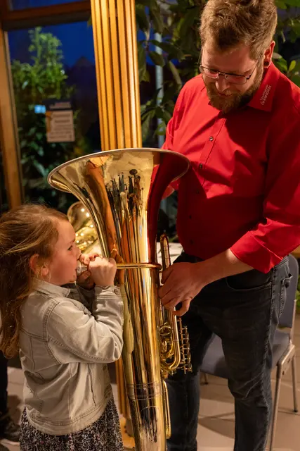 Von groß bis klein können alle Instrumente eines Blasorchesters ausprobiert werden  | Foto: Julia Gauger