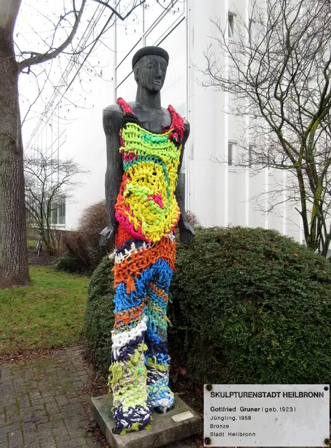 Tour am 28. Jan., Ökologischer Lehrpfad Heilbronn, hier der "Schlotterle" am Mönchseegymnasium mit dem vermutlich die Schüler Mitleid hatten und ihn etwas einkleideten. | Foto: WandernGabyErich