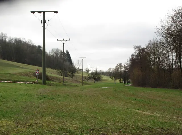 Hier führt der Landgrabenweg entlang, doch nach der Beschreibung müsste der Graben auf der anderen Straßenseite verlaufen sein | Foto: WandernGabyErich