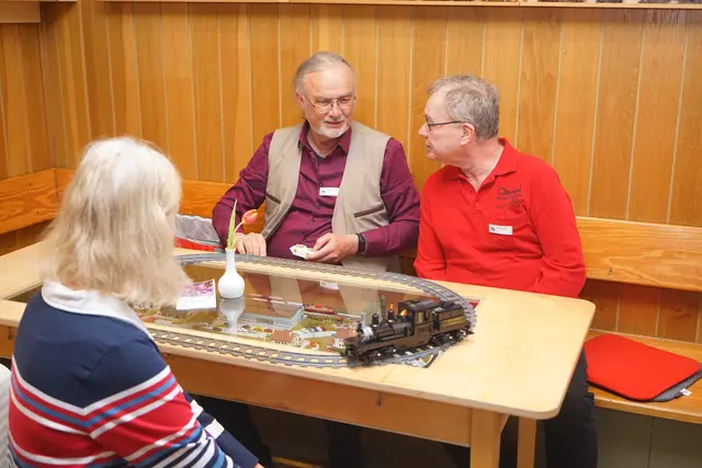 Eisenbahn mal ganz anders als von ECH gewohnt! Ferngesteuert, Kinderzimmergerecht?? und mit Ton!
Aber offensichtlich interessant! | Foto: ECH - Helmut Epp