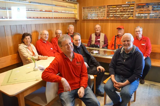 Das "Fahrtagsteam" von links: Andrea, Gerd, Michael, Peter (vorn) Jürgen (hinten) Matthias (vorn) Michael, Axel, Helmut (vorn) und Bernd (hinten). Es fehl noch Nina- die stand im verspäteten RE8 von Stuttgart -- umringt von ganz vielen anderen mit Stehplatz! | Foto: ECH - Helmut Epp