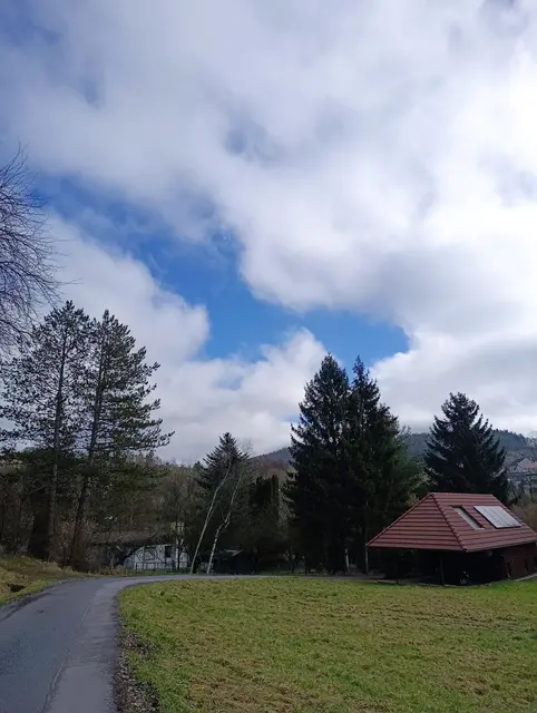 Erst Häuser im Tal bei Jettenbach | Foto: Aurelia Kling