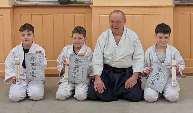 Oskar, Nils und Dan mit dem Aikido-Lehrer Jo Gallinat | Foto: Petra Fricker