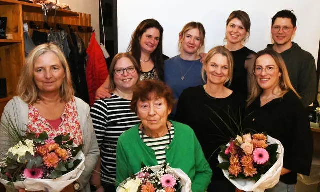 Das neu gewählte Vorstandsteam (links nach rechts):
Dr. Sabrina Auerbach (Ehrenvorsitzende), Anja Greilinger-Winter (Schatzmeisterin), Elfriede Werner (Ehrenvorsitzende, geehrt für 50 Jahre MItgliedschaft), Christine Ehling (Tierpflege), Julia Häuser (Veranstaltungen), Andrea Claßen (2. Vorsitzende), Alena Klopfer (Öffentlichkeitsarbeit), Caroline Hammer (1. Vorsitzende), Benno Krause (Baumeister).  | Foto: Peter Klotz