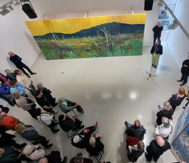 Zur Vernissage hortus conclusus kamen viele interessierte Besucher. Kunsthistorikerin Dr. Matthia Löbke führte in die Ausstellung ein und im Anschluss sprach die Künstlerin Nicole Bianchet zu den Zuschauern.  | Foto: Gudula Achterberg