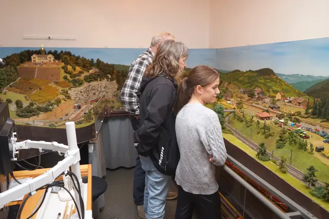 Auch "junge" lassen sich von Modelleisenbahn faszinieren! Zeit muss man sich halt nehmen! | Foto: ECH - Helmut Epp