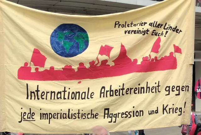 Die MLPD und ihr Jugendverband REBELL beteiligen sich vollen Herzens an der internationalen Solidarität mit der iranischen Arbeiterbewegung und Frauenbewegung. Ihr Motto ist: Jin, Jihan, Azadi (Frauen – Leben - Freiheit) . Der Bombenterror durch den Angriffskrieg der USA und Israel dient nicht der Demokratiebewegung. Er verschärft drastisch die Notlage der Bevölkerung. Bild: Friedensdemo in Stuttgart, Sept. 2025 | Foto: MLPD