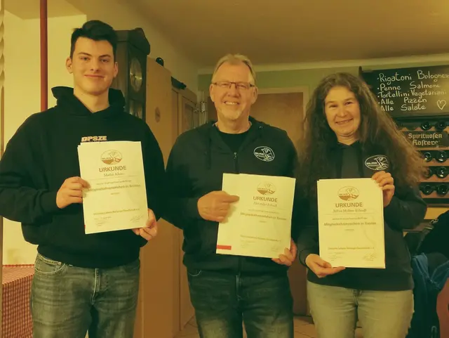 Für zehn Jahre Mitgliedschaft wurden Sylvia Molitor-Edwell, Alexander Edwell und Mathis Klein (von links) ausgezeichnet. Alle drei engagieren sich aktiv als Trainer, Betreuer oder Wachgänger. | Foto: DLRG