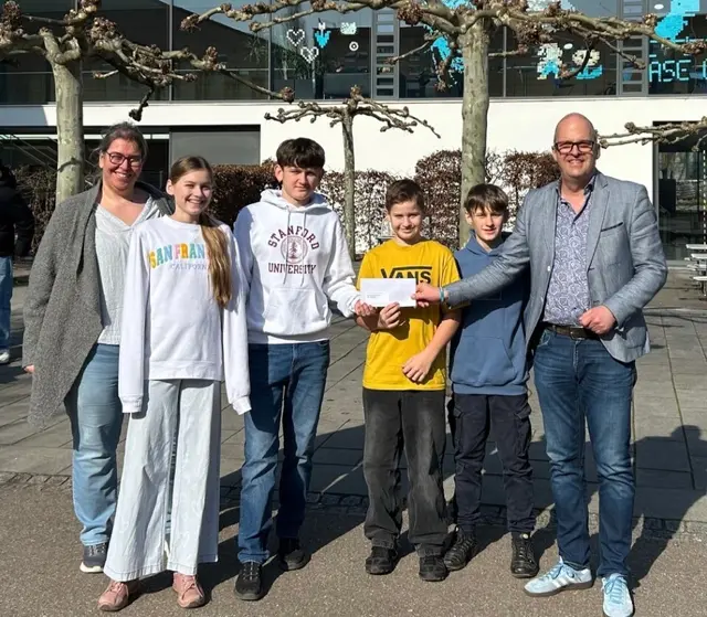 Die zwei Schulleiter Kerstin Schindler und Andreas Klaffke mit den 4 Preisträgern Lara Kubach, Thomas Kubach, Peter Kubach und Tom Schuhmacher.. | Foto: Text: Timo Kubach und Bild: Leni Bluhm