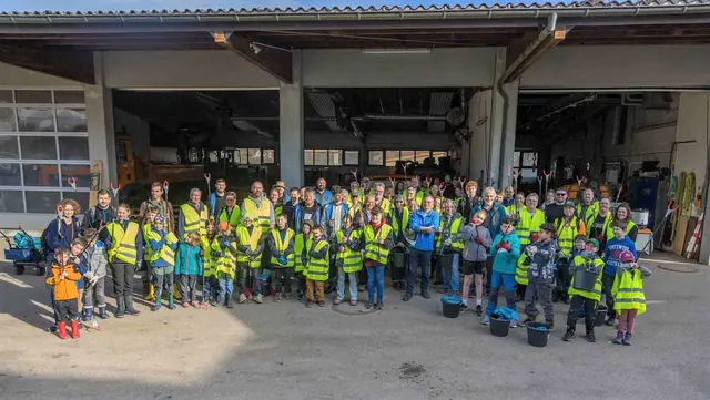 Rund 100 engagierte Bürgerinnen und Bürger versammelten sich am Bauhof Oberstenfeld zum diesjährigen Clean-Up-Day | Foto: Bildrecht: Dr. Qingwei Chen