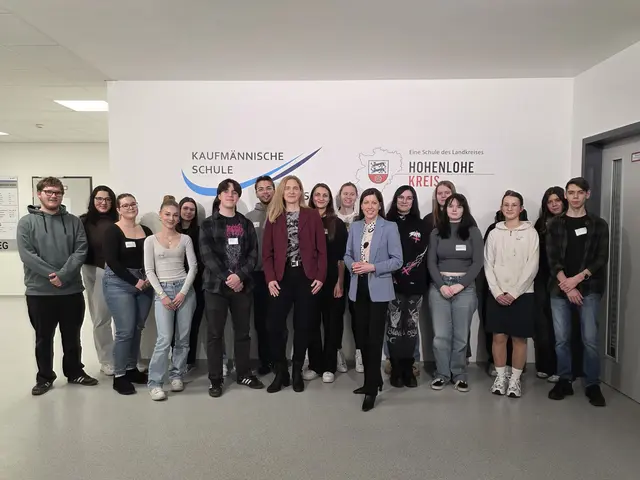 Dezernentin Frau Bader (LRA) und Abteilungsleiterin Frau Bader (KS KÜN) mit den angehenden Verwaltungsexperten | Foto: Kaufmännische Schule Künzelsau