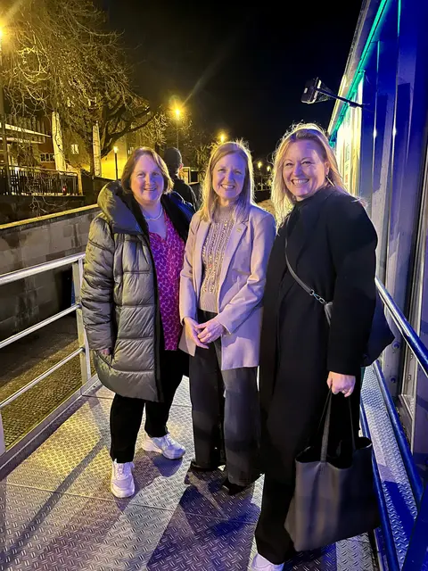 Die Heilbronner Abgeordnete Gudula Achterberg empfing auf dem Theaterschiff Kultusministerin Theresa Schopper (l.) mit ihrer Begleiterin zum Thema Bildung. | Foto: privat