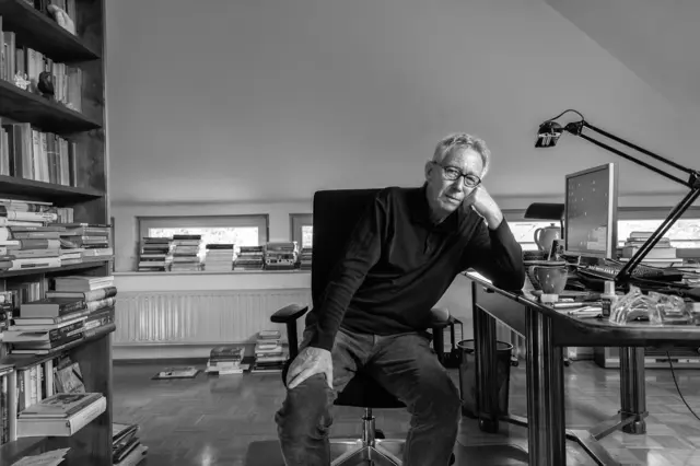 Michael G. Fritz in seinem Arbeitszimmer in Dresden. | Foto: ARS-Foto: Frank Höhler.