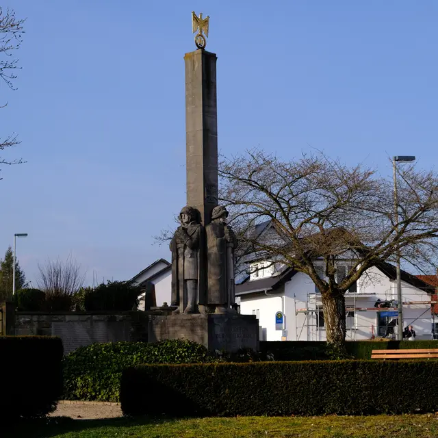 Ehrenmal  | Foto: Eduard Warenik