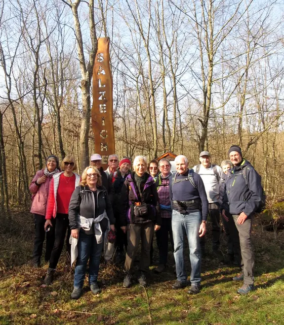 Alle noch frisch und munter, nach dem Eintrag ins Gästebuch wurde bei der Salzeiche gleich das Gruppenfoto gemacht | Foto: WandernGabyErich
