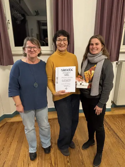 Die beiden Vorsitzenden Ellen Witte (links) und Katja Ermer (rechts) bedanken sich bei Susanne Kirchert für 50 Jahre Mitgliedschaft und aktives Singen im Liederkranz Heilbronn. | Foto: privat