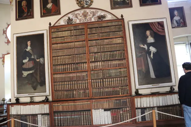 Bücherwand im Rittersaal | Foto: Marga Specht