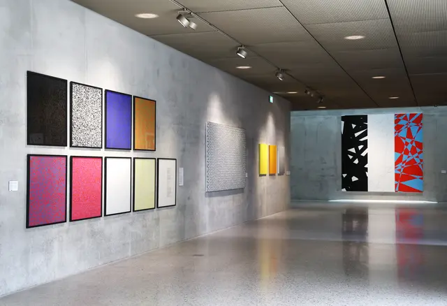 Ausstellungsansicht von „Die Vielseitigkeit der Geometrie. François Morellet zum 100. Geburtstag. Sammlung Würth", Atrium im Museum Würth 2, Künzelsau

Linke Seite: Werke aus der Serie 40 000 Quadrate, siehe nächste Abbildung  | Foto: Ufuk Arslan / Sammlung Würth