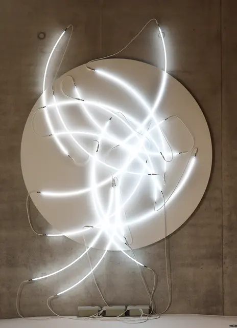 François Morellet, Lunatique neonly 16 quarts de cercle n° 2 / Lunatique neonly 16 Viertelkreise Nr. 2, 2001
Acryl auf Leinwand auf Holz, weiße Neonleuchten, Transformatoren und Kabel, 295 x 200 cm, Sammlung Würth, Inv. 7236 | Foto: Ufuk Arslan / Sammlung Würth