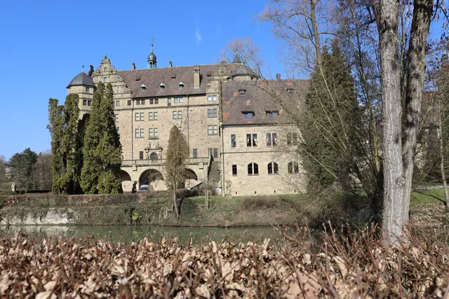 Schloss Neuenstein mit See | Foto: Marga Specht