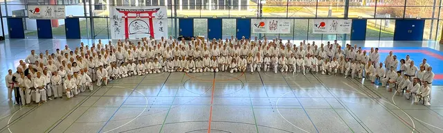 Teilnehmer und Referenten beim Trainermeeting 2026 in der Eppinger Hardwaldhalle | Foto: Karateverein Eppingen