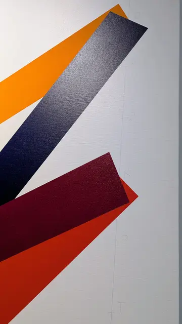 Ausschnitt aus François Morellet, A PRIORI, 2004
Sammlung Würth, Inv. 8220

Am Rand des Werkes sind mit dünnen Bleistiftlinien die Buchstaben von A bis Z eingetragen. Ganz schwach sind hier P, Q, R, S und T zu erkennen. Die Anordnung der farbigen Streifen richtet sich nach dem Titel.  | Foto: DiGi / Sammlung Würth 