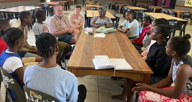 Ehepaar Knoche im Gespräch mit unterstützten Schülern in Omaruru
 | Foto: Joachim Knoche