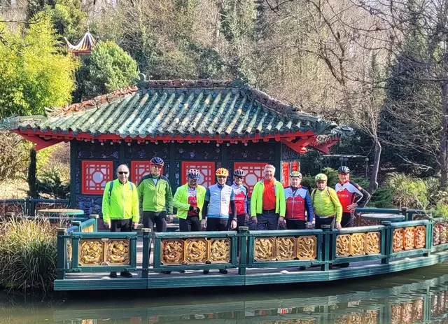 Radsportler vom SV Leingarten vor dem Teehaus im Japangarten | Foto: Urheberbild von Willi Frasch