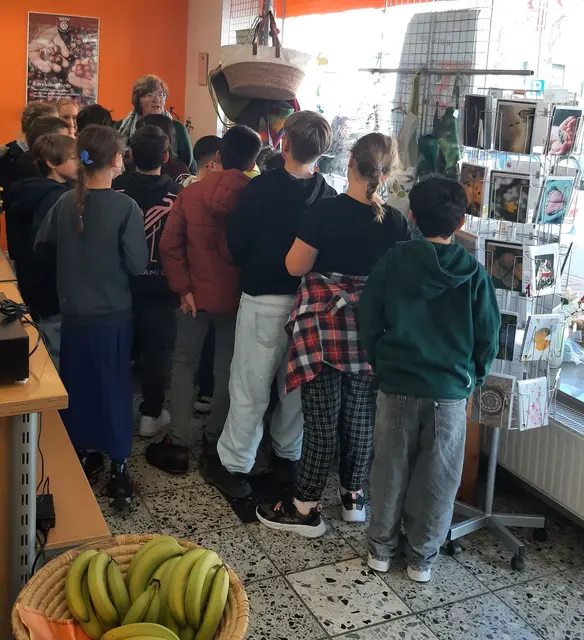 Eine Gruppe wird im Weltladen begrüßt | Foto: privat
